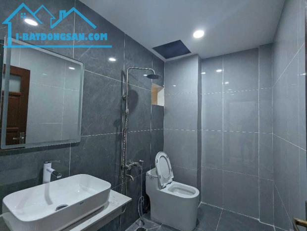 B.á.n N.h.à Hoàng Văn Thái - Toà nhà VP -View Đầm Hồng-Phân Lô - Ô Tô Tránh 65m-23.8T.ỷ - 4