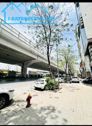 Cần bán gấp nhà mặt phố Phạm Văn Đồng, diện tích 67m, 4tầng - 5