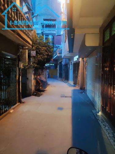 Cho thuê nhà ngõ 61 Định Công, 3 tầng, 45m2, 3 ngủ, 3 vệ sinh, 8 Triệu KD online ở gđ