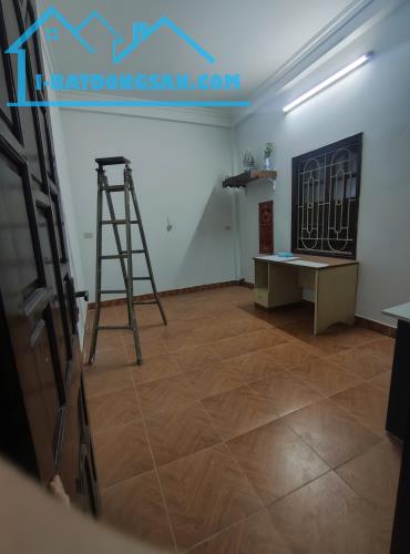 Cho thuê nhà ngõ 61 Định Công, 3 tầng, 45m2, 3 ngủ, 3 vệ sinh, 8 Triệu KD online ở gđ - 2