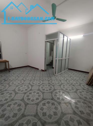 Cho thuê nhà ngõ 61 Định Công, 3 tầng, 45m2, 3 ngủ, 3 vệ sinh, 8 Triệu KD online ở gđ - 3