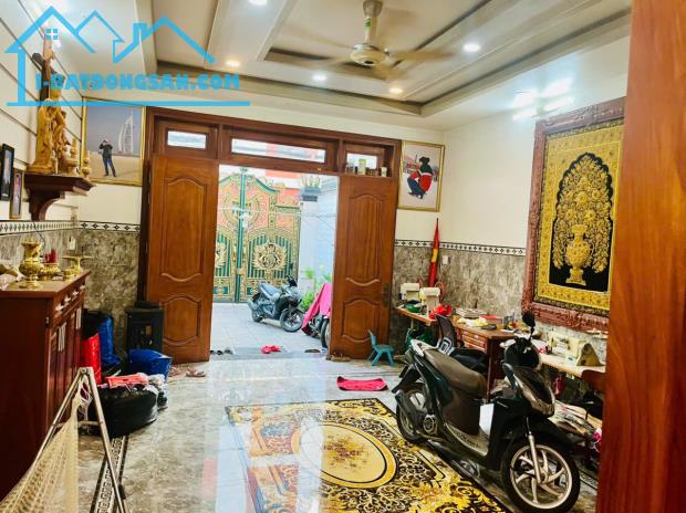 Bán nhà 5 tầng nội thất Gỗ cao cấp giá giảm sốc