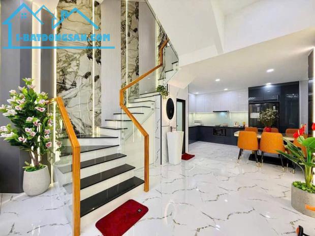 Đi nước ngoài định cư bán gấp nhà ở đường Cách Mạng Tháng Tám, phường 4, quận 3, giá 3 tỷ - 2