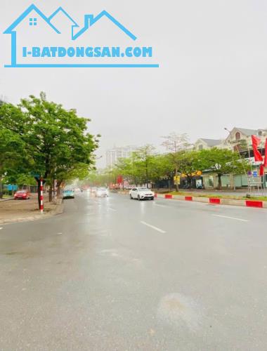 Chủ nhờ bán nhà Nguyễn Văn Cừ, 62m, ngõ thông, thang máy, hơn 10 tỷ.