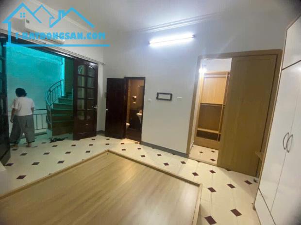 NHÀ MỚI ĐẸP GẦN Ô TÔ - VÀI BƯỚC RA HỒ 3 MẪU - NỘI THẤT SIÊU MỚI MẶT TIỀN RỘNG Ở SƯỚNG - 2