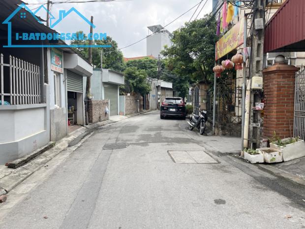 Cần bán 161m2 nhà 2 tầng, sân vườn tại tổ 12 Thạch Bàn. Đường ô tô tránh, gần Cổ Linh và c - 3
