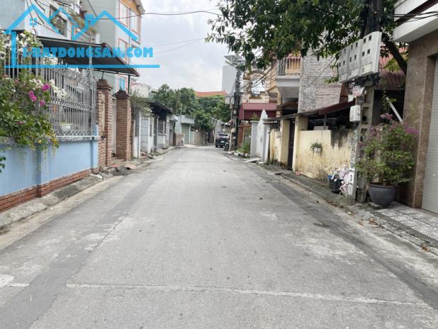 Cần bán 161m2 nhà 2 tầng, sân vườn tại tổ 12 Thạch Bàn. Đường ô tô tránh, gần Cổ Linh và c - 1