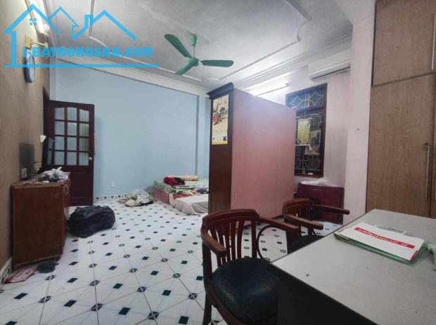Cho thuê nhà nguyên căn phố Ngọc Khánh, Ba Đình, 35m2 xây 5 tầng sẵn nội thất, gần phố - 1