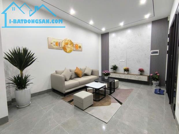 trung tâm phường ngọc thụy- nhà mới-  full nội thất-  chợ ngọc thụy - trường học các cấp - 1