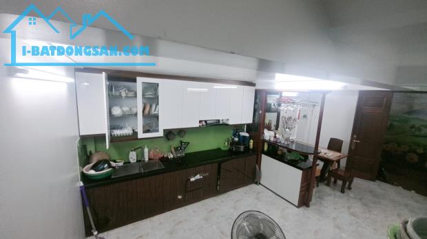 💥 nhỉnh 7tỷ nhà ở cổ Nhuế btl . 5tầng. Mt 4,2m  Gần phố ôtô đỗ cổng nhiều tiện ích. Nhà đ