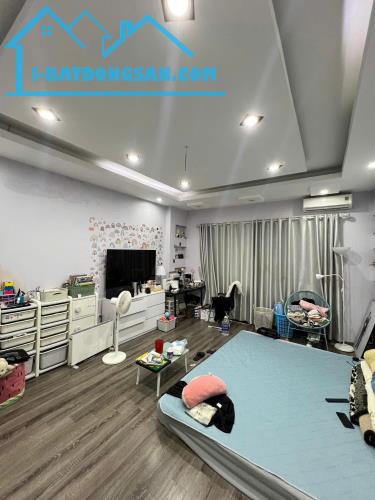 NHÀ ĐẸP VỊ TRÍ KIM CƯƠNG ĐỘI CẤN, BA ĐÌNH 5 TẦNG 39M MT4,4M 9,6 tỷ