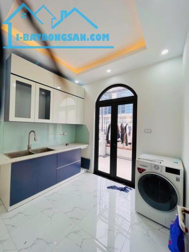 Nhà đẹp Xuân Thủy – 7 tầng thang máy, 2 mặt tiền, ở tiện – kinh doanh dễ – 15 tỷ hơn - 1
