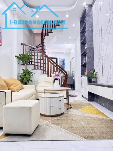 Bán nhà Võ Thị Sáu - ngõ thông ra các phố , ba gác đỗ cửa , dt 30M giá 5.75 tỷ SĐCC