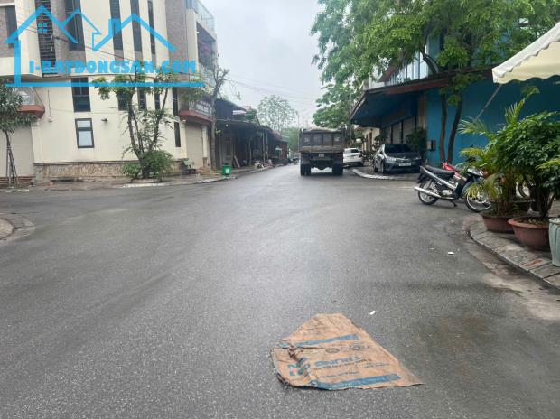 Diện tích: 85 m² mặt tiền 5 m giá 4 tỷ  Ưu điểm nổi bật:
 Đường trước nhà rộng – 3 ô tô - 1
