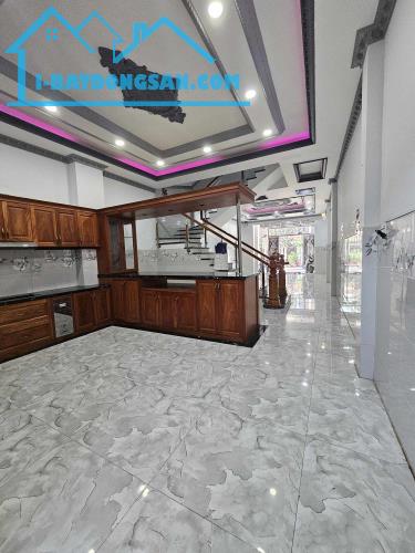 Bán gấp nhà mặt tiền 125m2 đường 49,Tân Quy,Q7