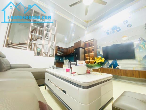 Bán Nhà Bồ Đề, Long Biên 5T, 33m2, giá 6,7 tỷ (gần ô tô đỗ)
