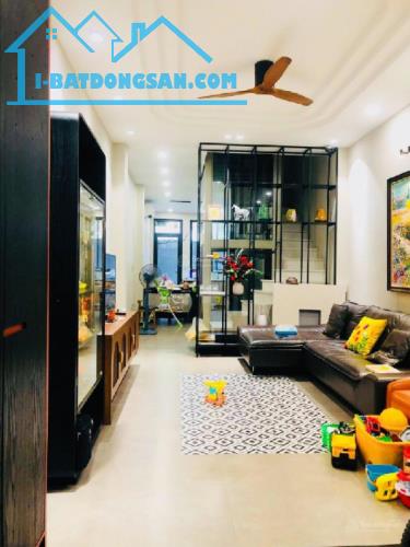 SIÊU HIẾM ĐỊNH CÔNG THƯỢNG 43M2 X 5 TẦNG NGÕ RỘNG DÃI,Ô TÔ ĐỖ CỔNG, KINH DOANH ĐỈNH  NH.ỈN