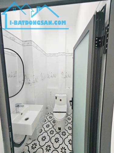 Nhà đối diện trường học Khánh Bình Âu Dương Lân P3Q8 - 1