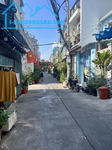 Bán nhà hẻm ô tô đường Lê Đình Cẩn, diện tích 65m2 (4 × 16), 2 tầng BTCT chỉ với giá 5 tỷ.