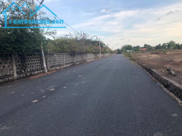 Bán lô đất 8700m2 sẵn 1000tc 90m mặt tiền đường nhựa tại xã tân hưng tp Bà Rịa.Giá 35ty.