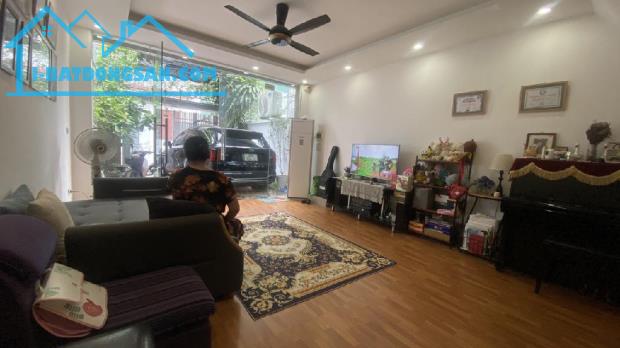 +CHỦ CẦN BÁN GẤP GIẢM CHÀO-1,5 TỶ GIÁ MỚI: 13.5 TỶ(giá cực tốt) -ĐỨC GIANG-Ô TÔ TRÁNH