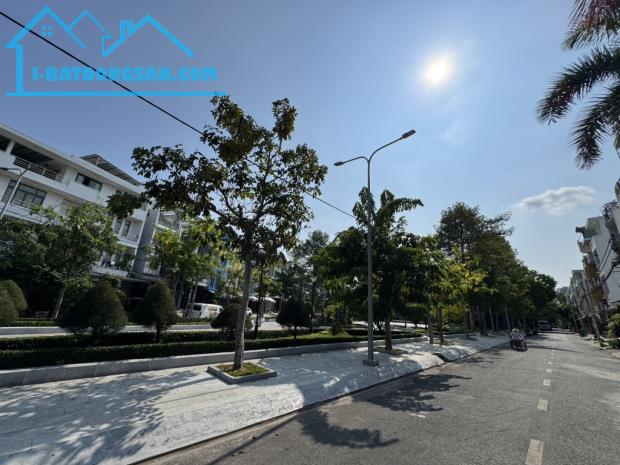 BIỆT THỰ GỖ LIM - TRUNG TÂM XA HOA QUẬN 6 NGAY BÌNH PHÚ  - ĐẲNG CẤP THƯỢNG LƯU. - 2
