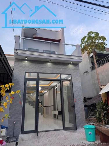 Bán lỗ chuyển nhà, căn nhà khu Ấp 2 Hựu Thạnh, đối diện E city Tân Đức. 140m2, 1 tỷ 6