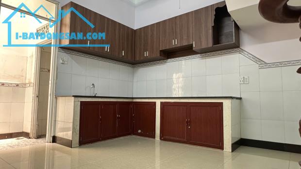 Bán nhà 2 Lầu MẶT TIỀN kinh doanh,giá cực kì hiếm gặp, chỉ nhỉnh 3 tỷ - 1