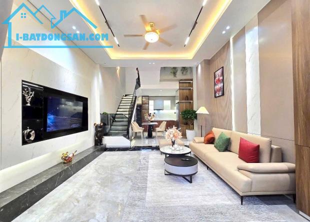Nhà 3 tầng đẹp full nội thất mặt tiền gần Kinh Dương Vươn, biển Nguyễn Tất Thành - 5