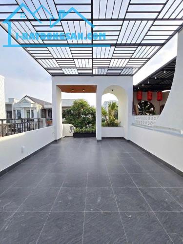 Nhà 3 tầng đẹp full nội thất mặt tiền gần Kinh Dương Vươn, biển Nguyễn Tất Thành