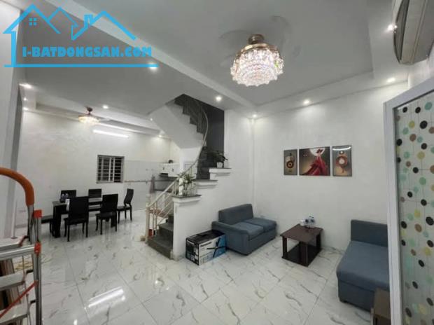 Cho thuê nhà ngõ ba gác phố Bạch Mai Hai Bà Trưng 40m x 3 tầng, giá 11.5tr/tháng