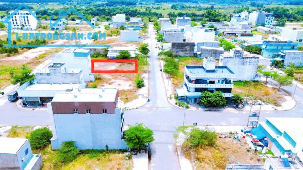 Vị trí vàng đối diện trường học, mặt tiền đường lớn!  Lô đất tọa lạc tại vị trí cực kỳ đắc
