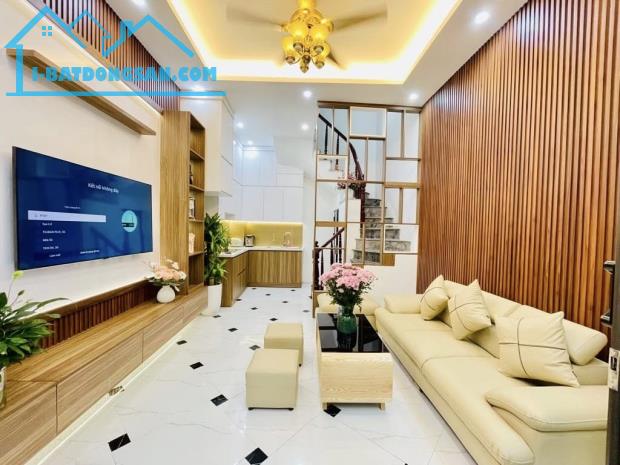 Trần Khát Chân, Hai Bà Trưng. Ngõ thông. Mới, full nội thất. 5T MT4,8 3PN nhỉnh 6 tỷ.