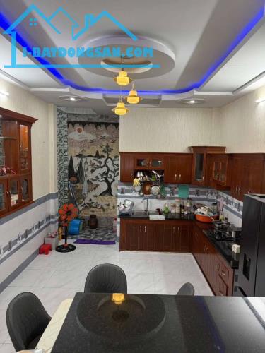 SIÊU PHẨM NHÀ PHỐ, 90M2- 4 TẦNG-HUỲNH THỊ HAI, QUẬN 12- Ô TÔ NGỦ TRONG NHÀ, CHỈ NHỈNH 5 TỶ - 3