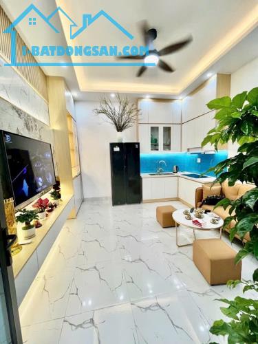 Nhà Đẹp Trung tâm Quận Hoàng Mai Gần ô tô 39M 3 Tầng Giá 5.860 Tỷ