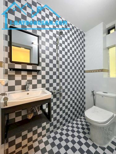 Nhà mới Trệt, 3 lầu + MCT Trần Hưng Đạo P2Q5. Giá 5,98 tỷ TL - 4