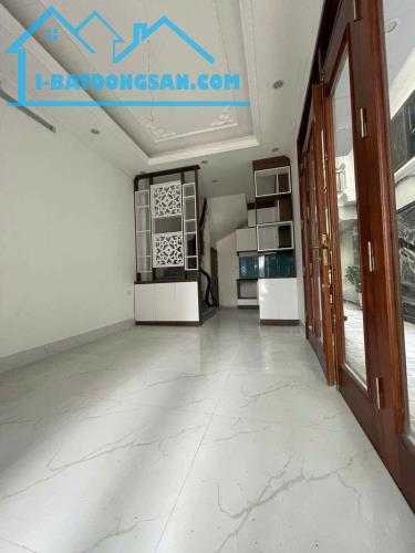 Cần bán nhà mới Nguyễn Văn Cừ, có sân để xe, nhà thoáng, tiện ích đa dạng.