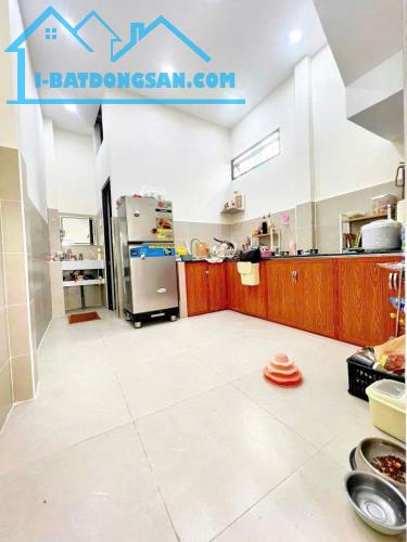 Hẻm 1 set tôn tất thuyết 
DT 35m2 (3,3x11) SỔ HỒNG RIÊNG 
CÓ 3 TỶ - 2