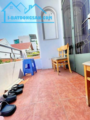 Hẻm 1 set tôn tất thuyết 
DT 35m2 (3,3x11) SỔ HỒNG RIÊNG 
CÓ 3 TỶ - 3