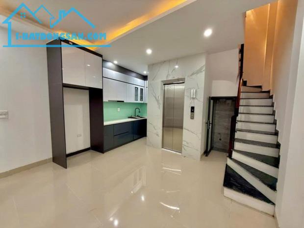 Hoàng Hoa Thám - 6 tầng - có thang máy - kí với chính chủ