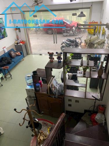 Cho thuê nhà phố Chùa Láng, Đống Đa, 45m2, 4T, lô góc, vỉa hè rộng. làm Vp cty, Spa...