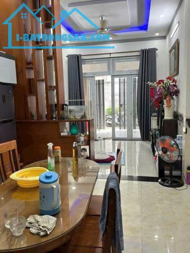 Nhà sổ riêng 1 lầu 1 trệt 2.6 tỷ/66 m2, đường ô tô,4 phòng ngủ - 4