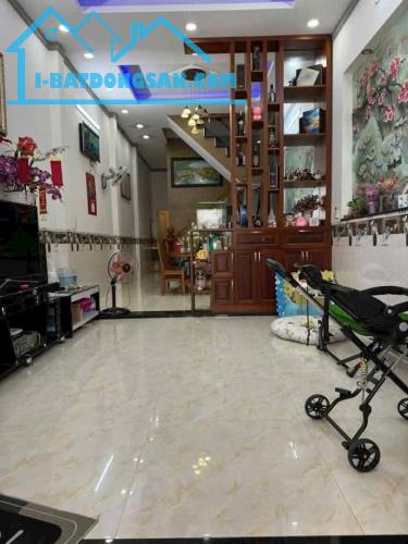 Nhà sổ riêng 1 lầu 1 trệt 2.6 tỷ/66 m2, đường ô tô,4 phòng ngủ