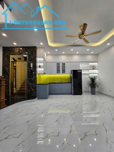 NHÀ ĐẸP LONG LANH-THANG MÁY XỊN, 40M2, MẶT TIỀN RỘNG, MỖ LAO 10.5 TỶ