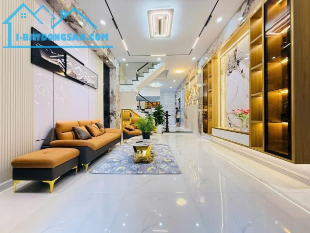 Đi nước ngoài định cư bán gấp nhà ở đường Nguyễn Thị Minh Khai, phường 2, quận 3, giá 2 tỷ - 1