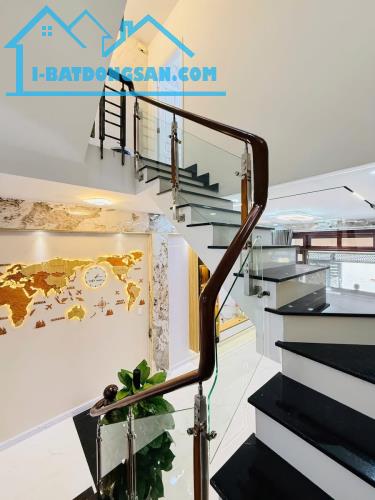 Đi nước ngoài định cư bán gấp nhà ở đường Nguyễn Thị Minh Khai, phường 2, quận 3, giá 2 tỷ - 2