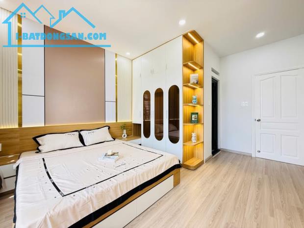 Đi nước ngoài định cư bán gấp nhà ở đường Nguyễn Thị Minh Khai, phường 2, quận 3, giá 2 tỷ - 3