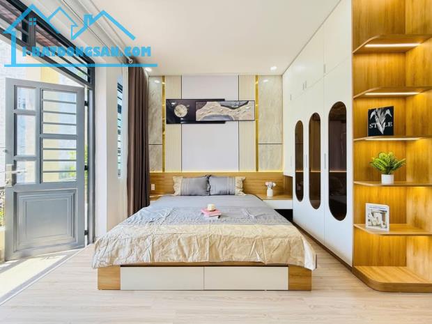 Đi nước ngoài định cư bán gấp nhà ở đường Nguyễn Thị Minh Khai, phường 2, quận 3, giá 2 tỷ - 4
