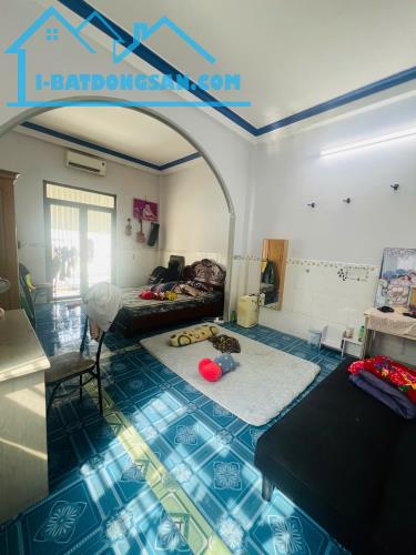 Bàn nhà 1 trệt 1 lầu gần Sân Banh Biên Hòa, Quang Vinh, 94m2, giá 4 tỷ 200.