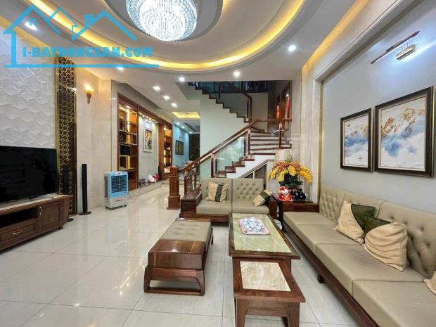 Bán nhà 1 trệt 2 lầu KDC cổng 2 sân Bay Biên Hòa, Quang Vinh, 145m2, giá 10 tỷ 800.
